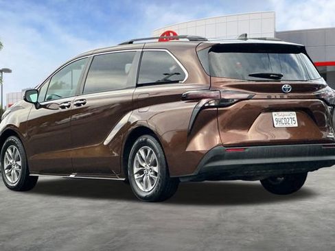 Certified 2023 Toyota Sienna XLE image 7