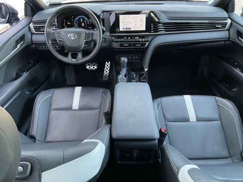 Used 2025 Toyota Camry SE image 19