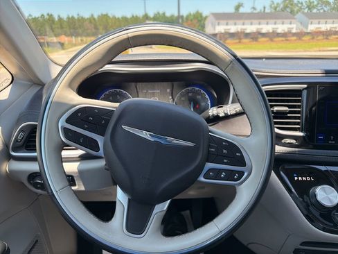 Used 2018 Chrysler Pacifica Limited w/ Advanced Safetytec Group FWD image 17
