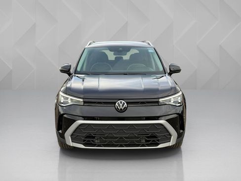 Used 2025 Volkswagen Taos SE FWD image 2