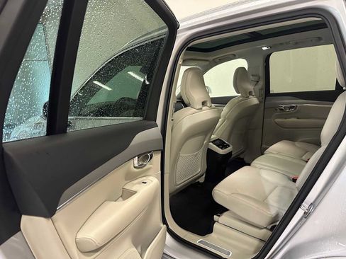 Used 2022 Volvo XC90 T5 Momentum image 25
