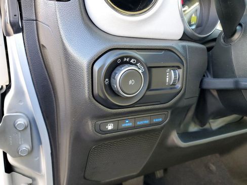 Used 2023 Jeep Wrangler Unlimited Sahara image 9