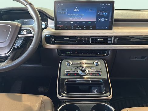 Used 2022 Lincoln Nautilus FWD w/ Premium Package image 32