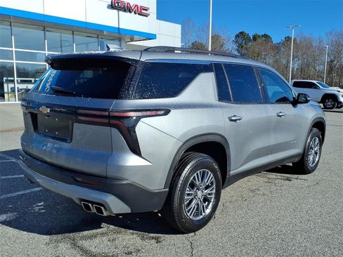 Used 2025 Chevrolet Traverse LT image 3