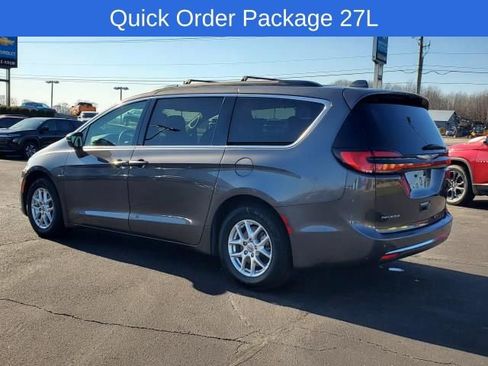 Used 2022 Chrysler Pacifica Touring-L image 3