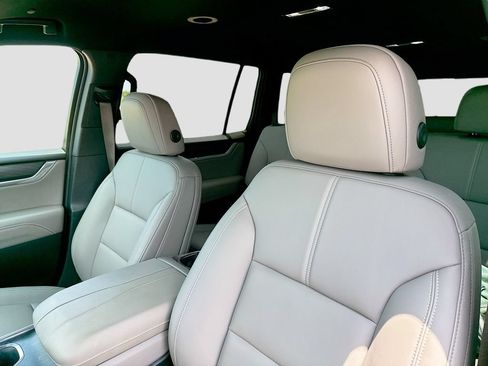 Used 2026 GMC Acadia Elevation w/ Elevation Premium Package FWD image 13