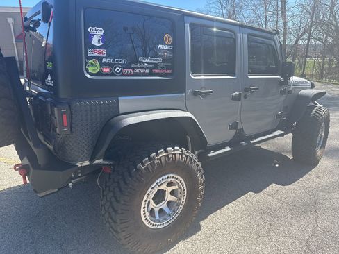 Used 2018 Jeep Wrangler Unlimited Rubicon w/ Cold Weather Group image 5