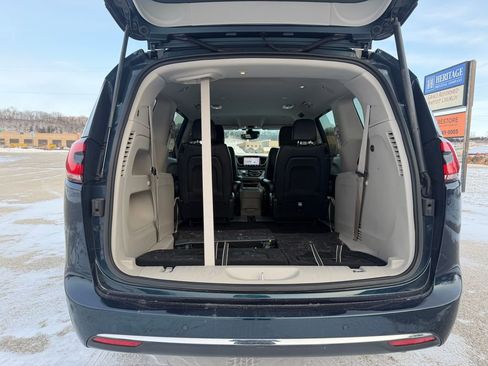 Used 2022 Chrysler Pacifica Touring-L image 9