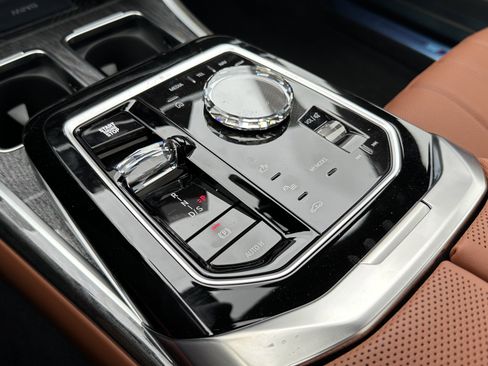 Used 2025 BMW 760i xDrive w/ Executive Package image 28