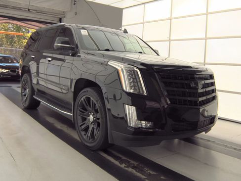 Used 2018 Cadillac Escalade Luxury AWD/4WD image 2