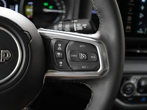 Used 2025 Jeep Wrangler Unlimited Sahara AWD/4WD image 15