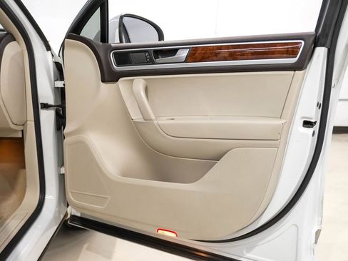 Used 2014 Volkswagen Touareg Sport image 41