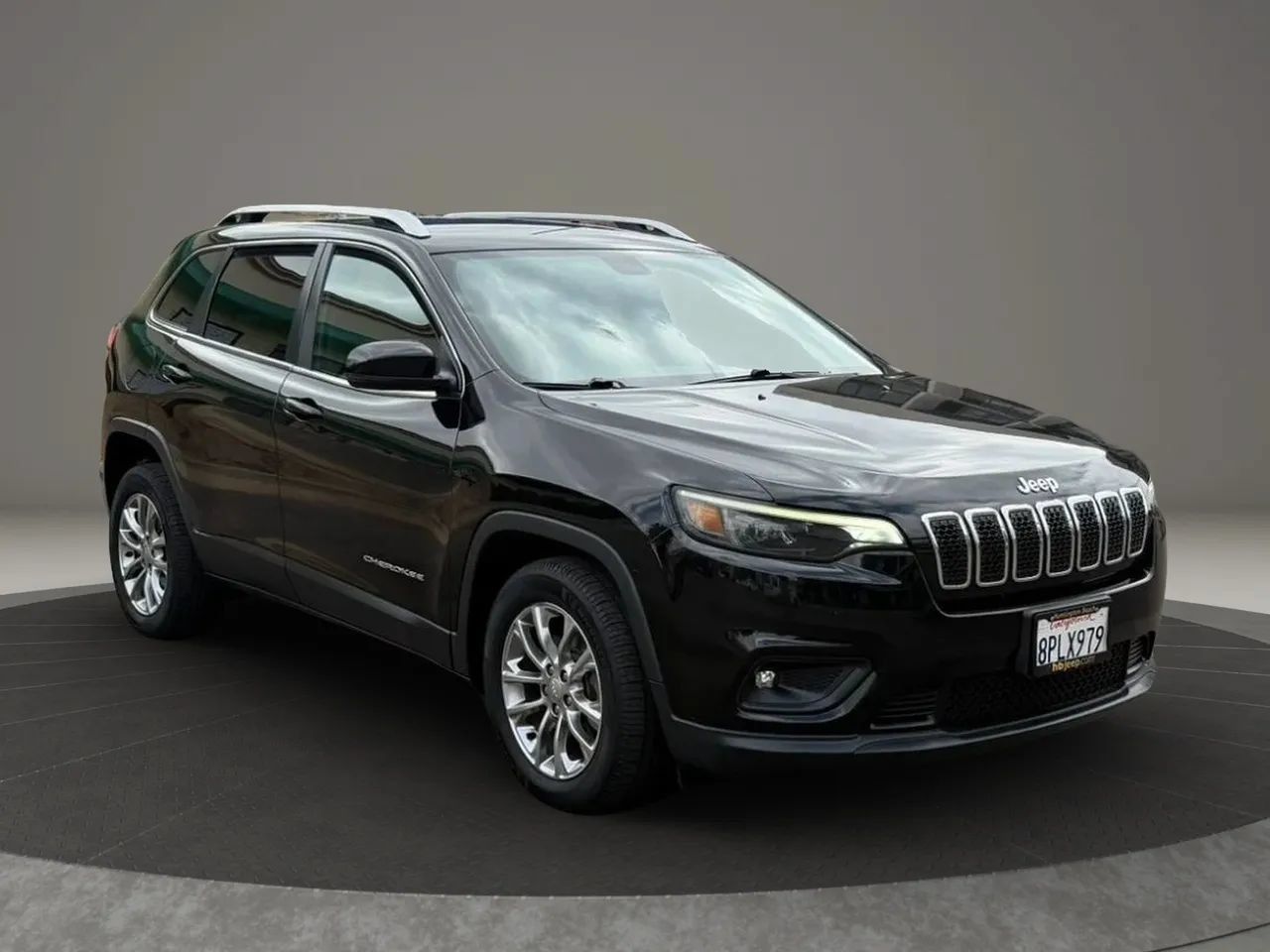 Used 2019 Jeep Cherokee Latitude Plus FWD image 2
