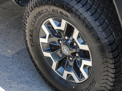 Used 2020 Toyota Tacoma TRD Off-Road w/ Technology Package AWD/4WD image 11