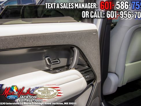 Used 2024 Land Rover Range Rover Sport SE AWD/4WD image 13