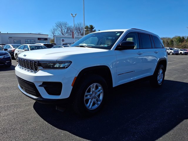 Used 2022 Jeep Grand Cherokee Laredo w/ Luxury Tech Group I AWD/4WD image 3