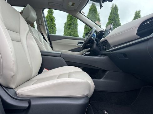 Used 2021 Nissan Rogue SV w/ Premium Package FWD image 32
