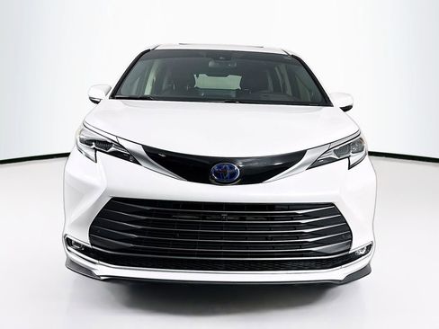 Used 2022 Toyota Sienna Platinum image 2