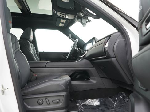 Used 2025 Nissan Armada PRO-4X w/ Pro-4X Premium Package image 11