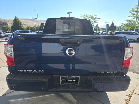 Used 2022 Nissan Titan SV image 5