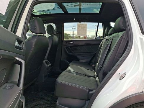 Used 2022 Volkswagen Tiguan SE R-Line image 10