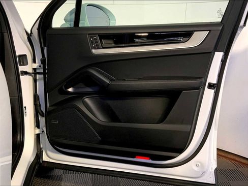 Certified 2025 Porsche Cayenne image 26