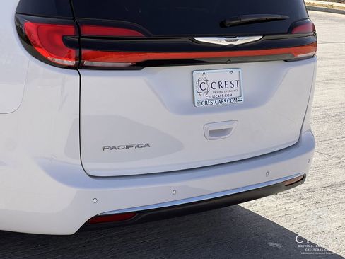 Used 2024 Chrysler Pacifica Touring-L image 6