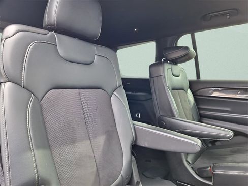 Used 2023 Jeep Grand Cherokee L Laredo image 29