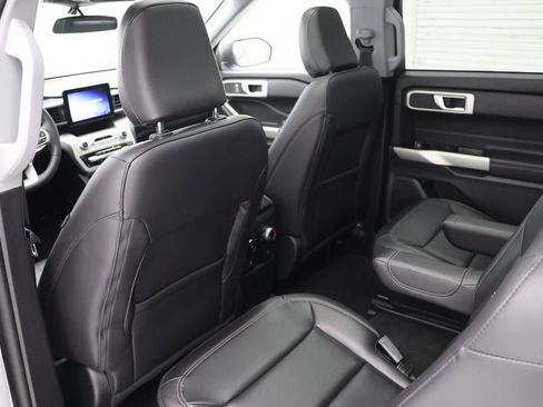 Used 2022 Ford Explorer XLT w/ Equipment Group 202A image 11