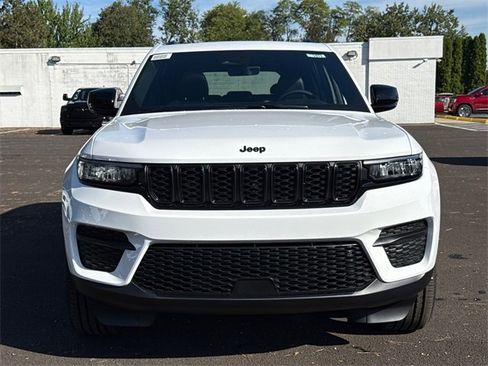 New 2025 Jeep Grand Cherokee Altitude image 33