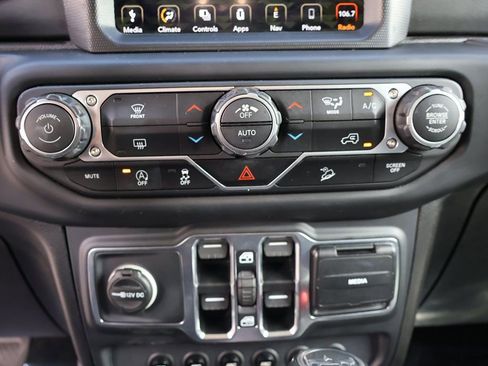 Used 2019 Jeep Wrangler Unlimited Sahara AWD/4WD image 46