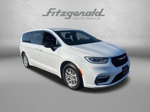 Used 2024 Chrysler Pacifica Touring FWD image 1