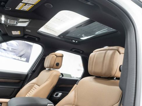 Used 2024 Land Rover Discovery Dynamic SE image 8