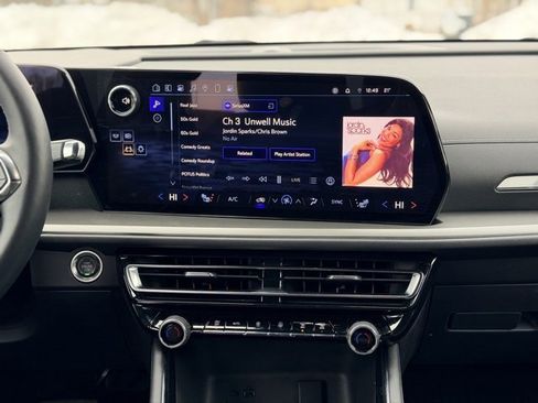 Used 2025 Chevrolet Traverse LT w/ Driver Confidence Package image 23