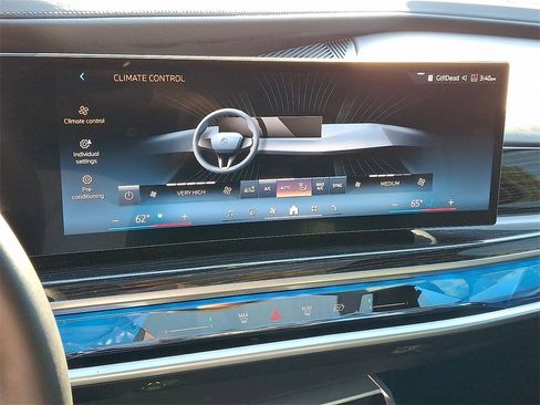 Used 2025 BMW 740i xDrive image 18