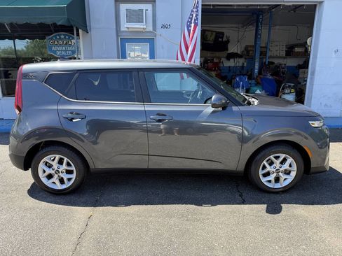 Used 2022 Kia Soul LX w/ Technology Package FWD image 5