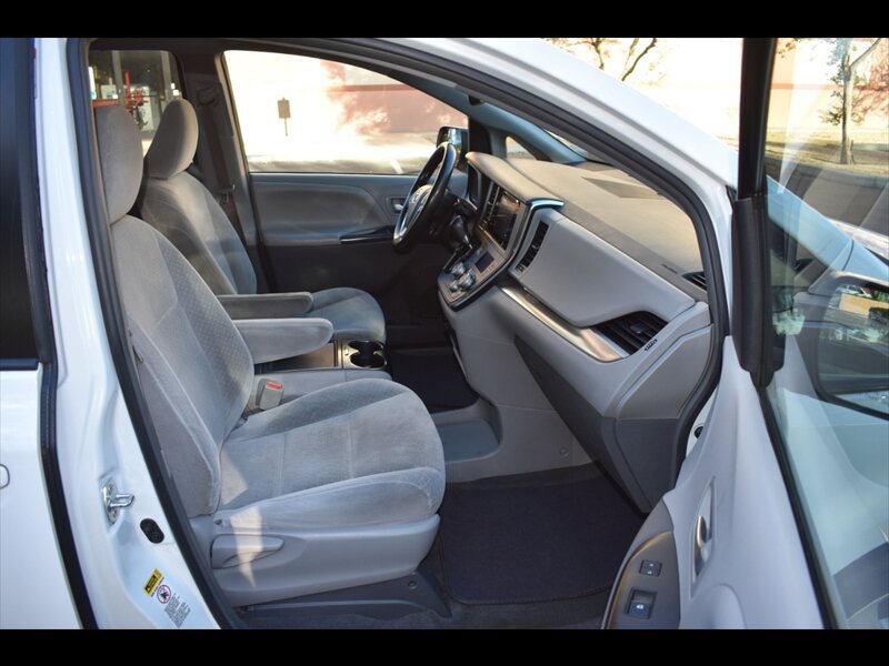 Used 2017 Toyota Sienna LE FWD image 32