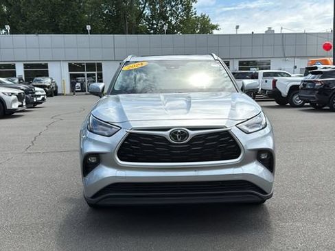 Certified 2024 Toyota Highlander XLE AWD/4WD image 2