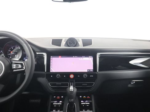 Used 2025 Porsche Macan image 19