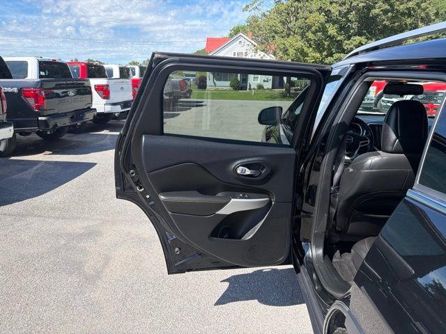 Used 2018 Jeep Cherokee Latitude Plus w/ Cold Weather Group AWD/4WD image 42