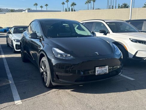 Used 2025 Tesla Model Y Long Range RWD image 2