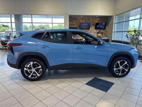 Used 2024 Chevrolet Trax RS FWD image 14