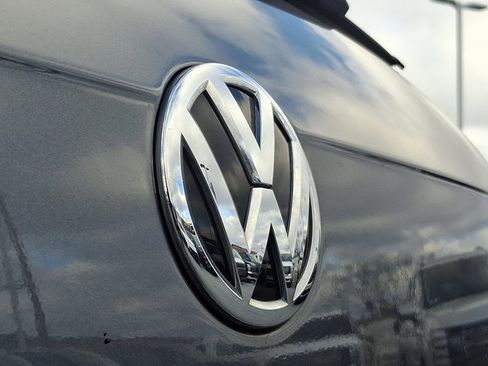 Used 2021 Volkswagen Tiguan SE w/ Panoramic Sunroof Package image 30