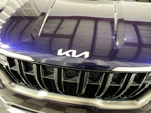 Used 2024 Kia Carnival LX image 12