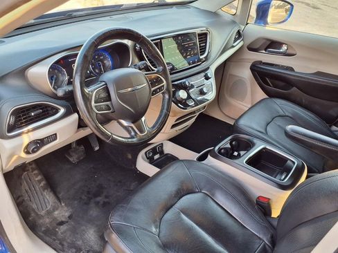 Used 2021 Chrysler Pacifica Touring-L image 36