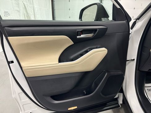 Used 2025 Toyota Highlander XLE image 8