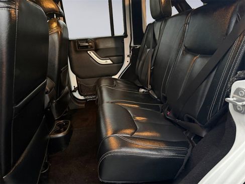 Used 2017 Jeep Wrangler Unlimited Rubicon image 16