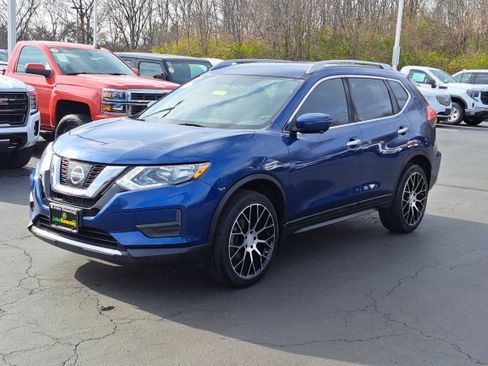 Used 2017 Nissan Rogue SV w/ SV Premium Package image 2