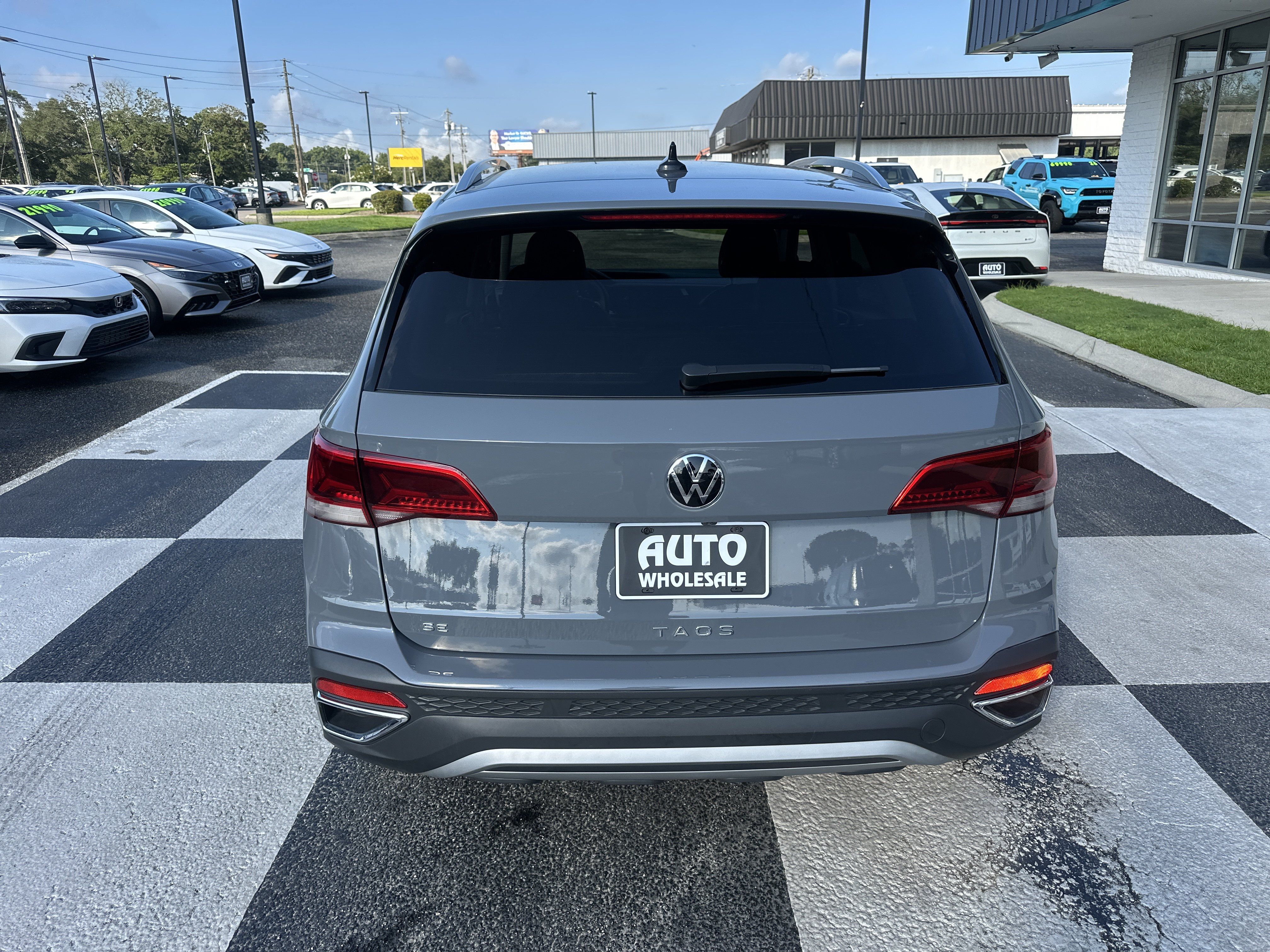 Used 2024 Volkswagen Taos SE w/ MDO Package FWD image 4