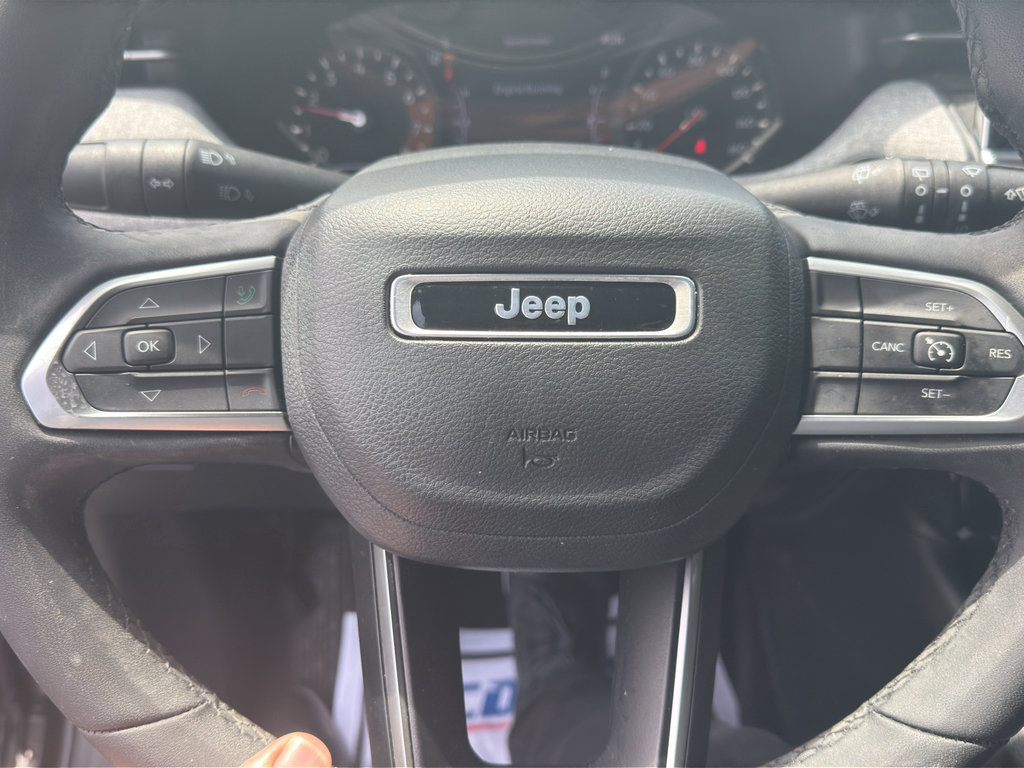 Used 2023 Jeep Compass Latitude w/ Sun and Sound Group AWD/4WD image 17